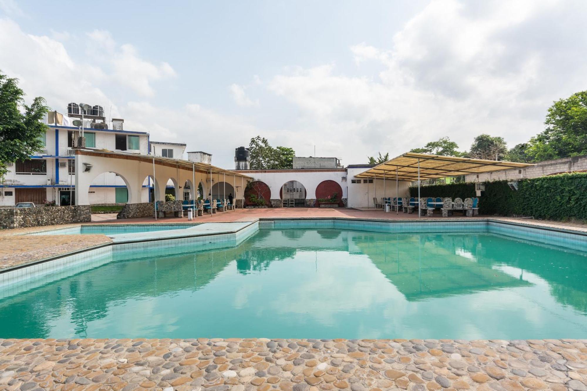 Oyo Casa Blanca Hotel Martínez de La Torre